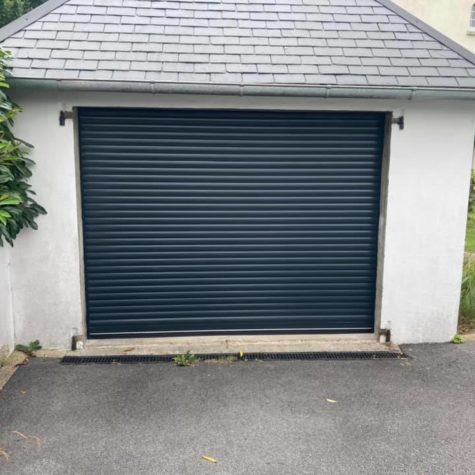 Remplacement porte de garage bois deux vantaux par Porte enroulable 7016 Landerneau - Menuiserie extérieure
