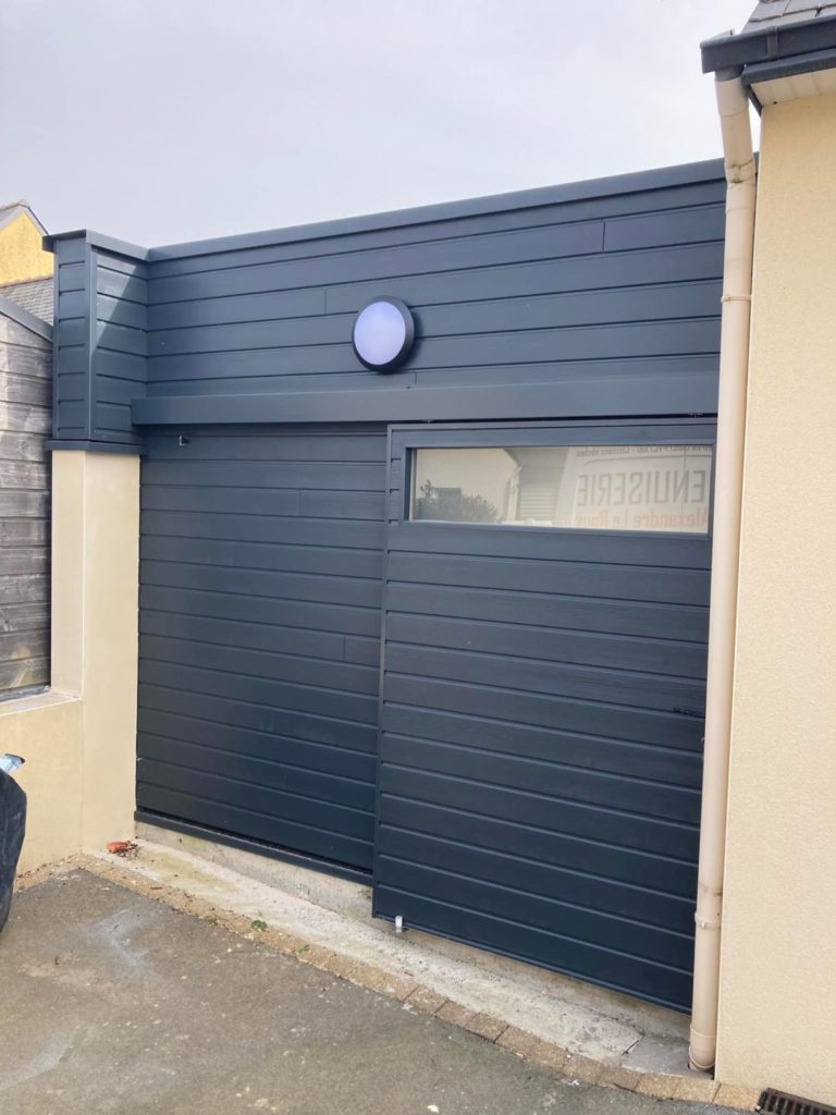 Création annexe maison ossature bois bardage gris anthracitecouverture en bac acier porte coulissante sur rail Landerneau (10)