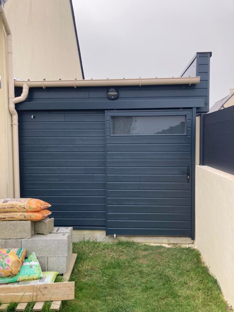Création annexe maison ossature bois bardage gris anthracitecouverture en bac acier porte coulissante sur rail Landerneau (11)