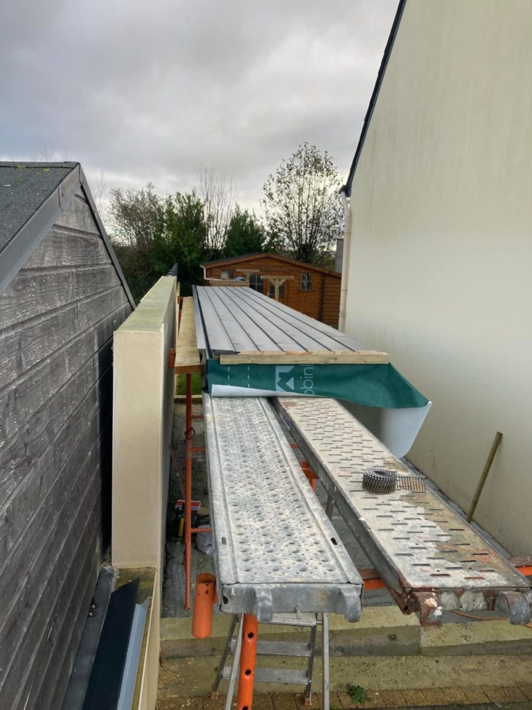 Création annexe maison ossature bois bardage gris anthracitecouverture en bac acier porte coulissante sur rail Landerneau (4)