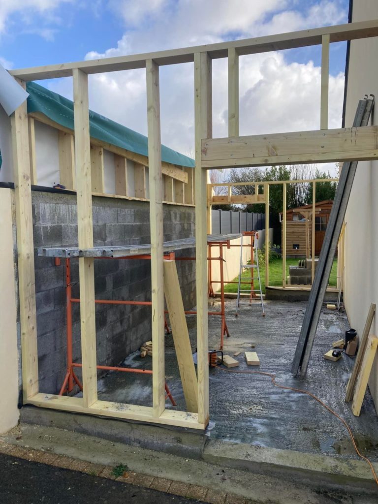 Création annexe maison ossature bois bardage gris anthracitecouverture en bac acier porte coulissante sur rail Landerneau (6)