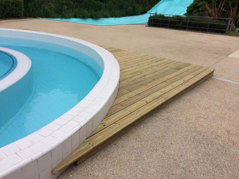 Création terrasse bois autour bassin extérieur Landerneau (2)