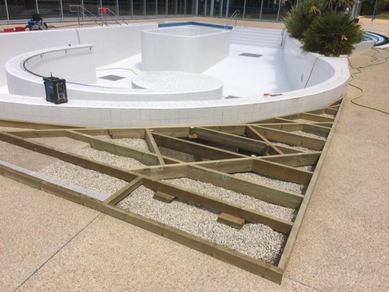 Création terrasse bois autour bassin extérieur Landerneau (4)