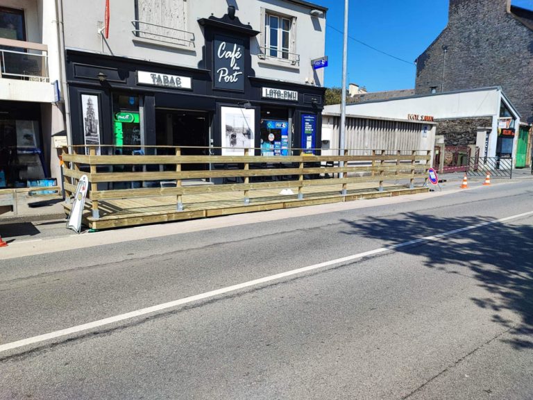 Menuiserie Le Roux Installation terrasses et pose de stores bannes Cafe du Port 1 - Landerneau Brest