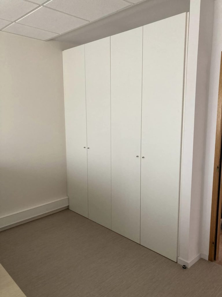 Menuiserie Le Roux - Réalisation de placards de rangement dans un bureau 2