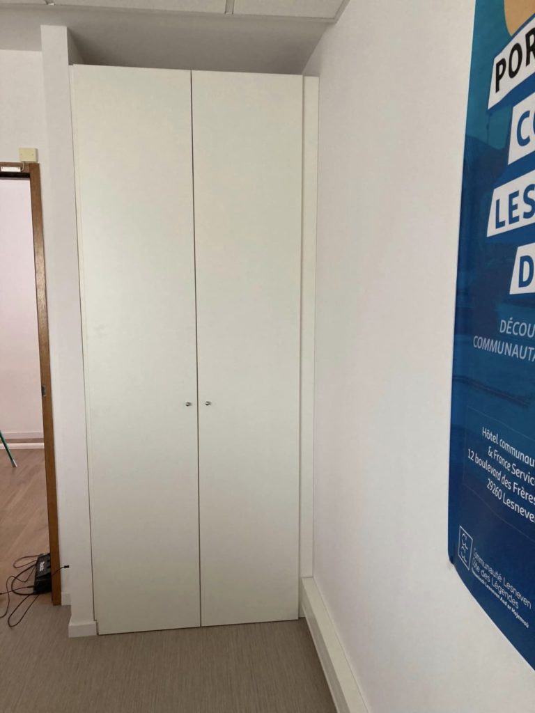 Menuiserie Le Roux - Réalisation de placards de rangement dans un bureau 6