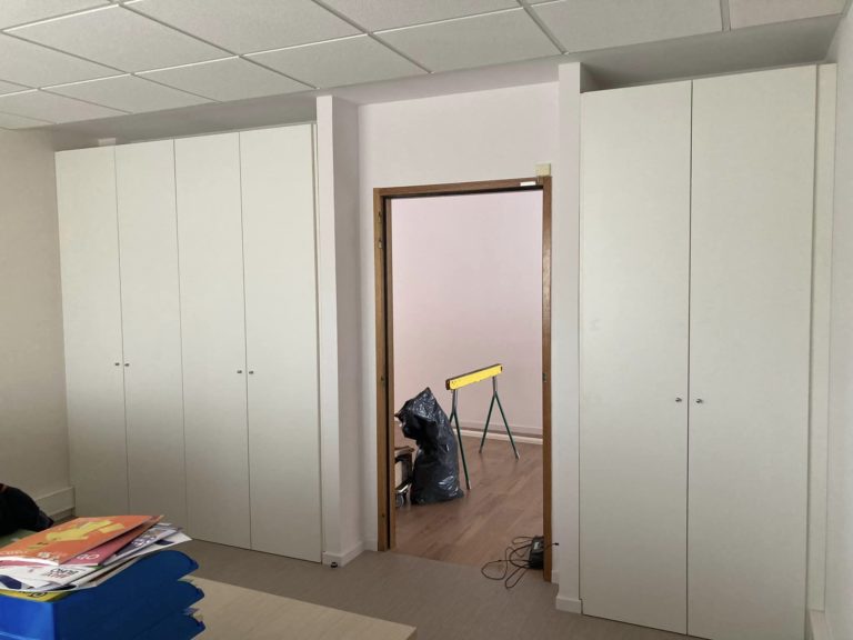 Menuiserie Le Roux - Réalisation de placards de rangement dans un bureau 7