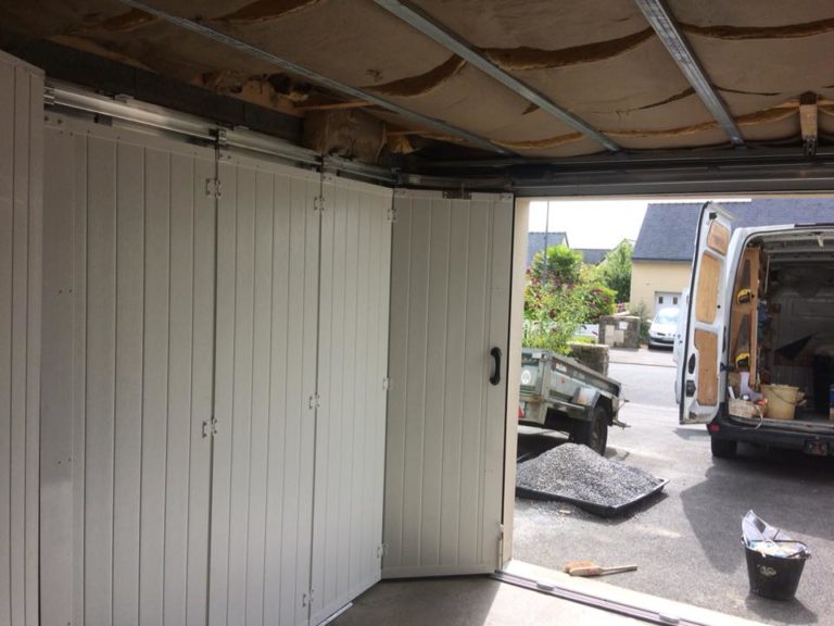 Pose de porte de garage sectionnel latéral isol