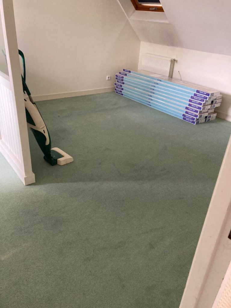 Pose d’un sol stratifié Quick Step sur l’étage d’une maison Landerneau 10