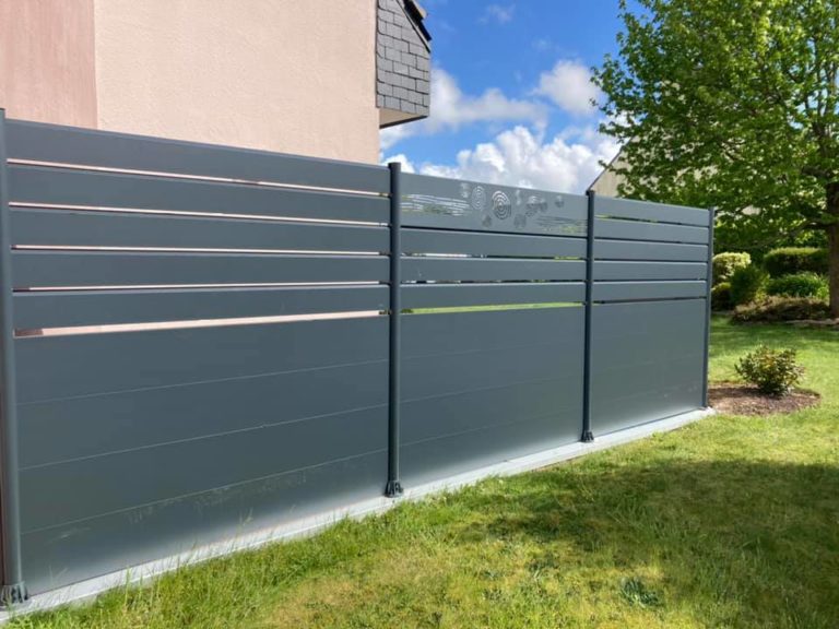Pose palissade alu avec plaques découpe laser Landerneau 4