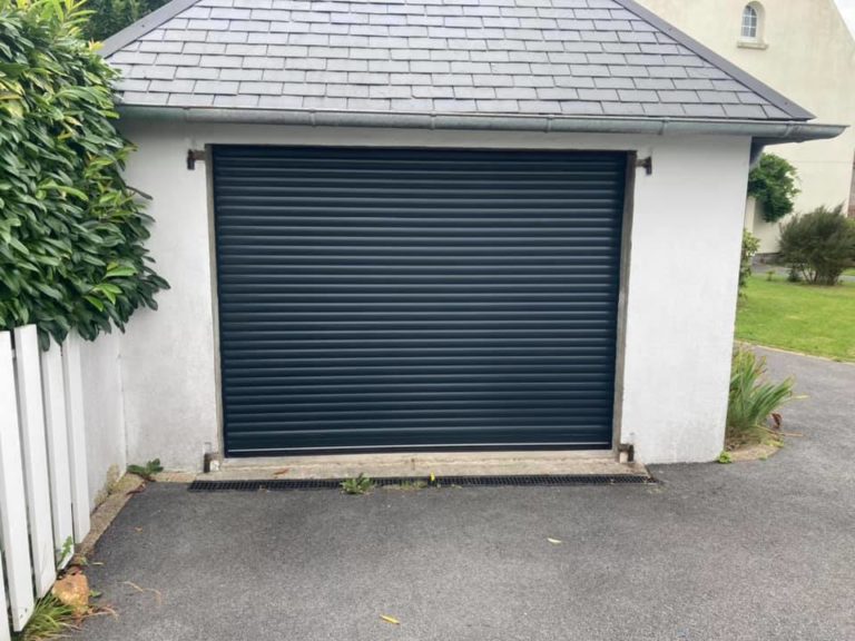 Remplacement porte de garage bois deux vantaux par Porte enroulable 7016 Landerneau - Landerneau Brest
